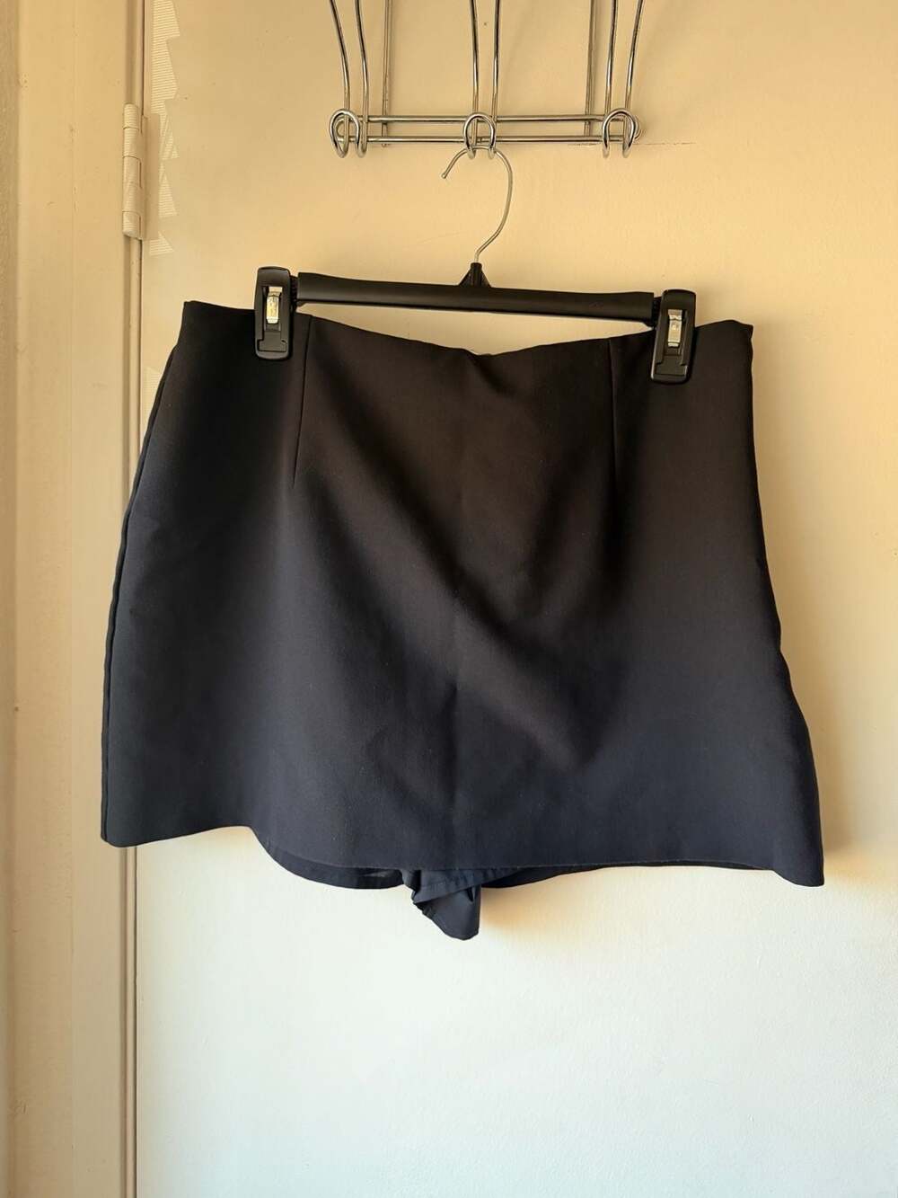 Abercrombie & Fitch The A&F Scarlett Mini Short Size L Black Skort